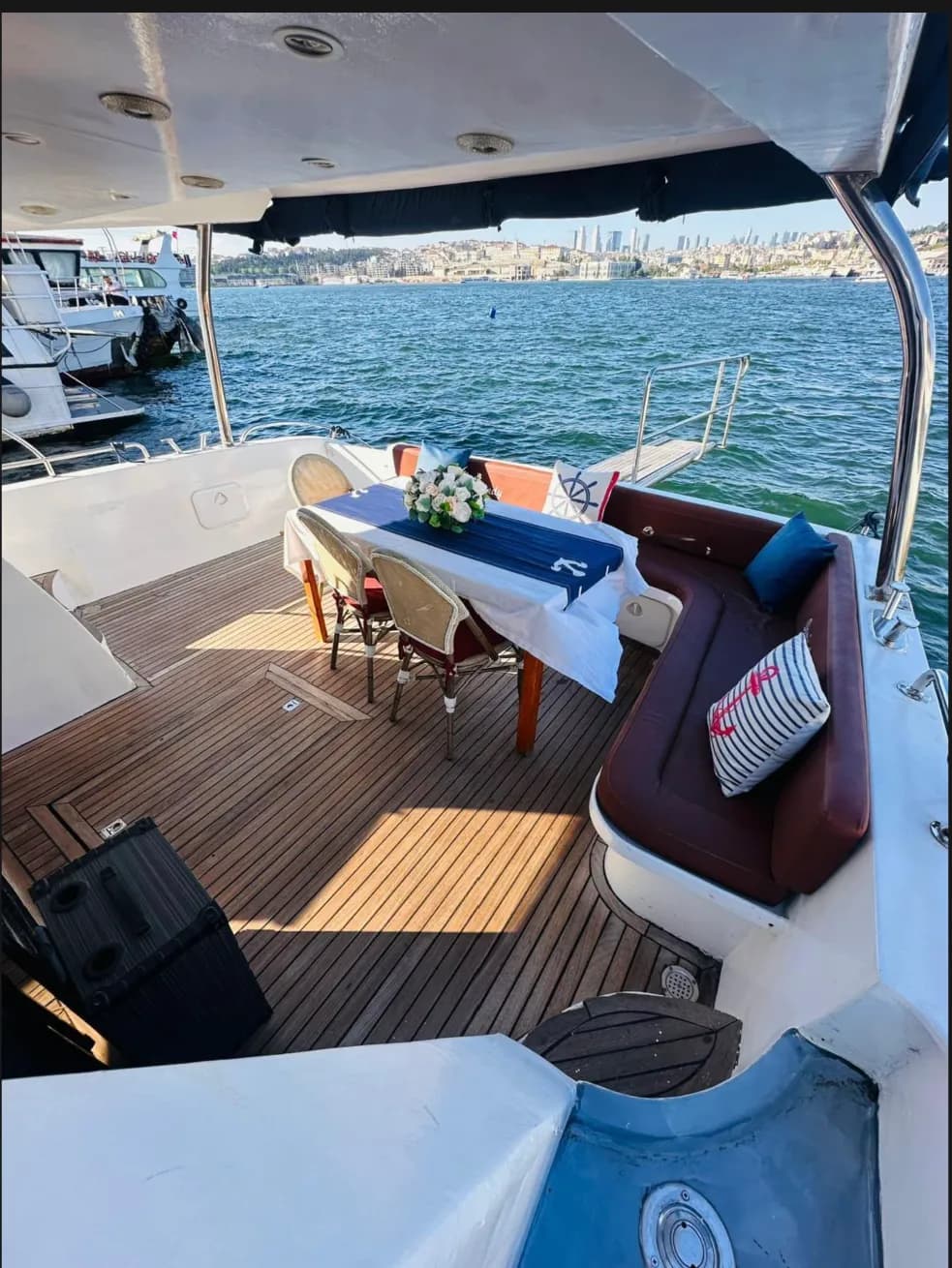 İstanbul Boğazı’nda Kiralık Lüks Özel Yapım 17m Motoryat (10 Kişilik)