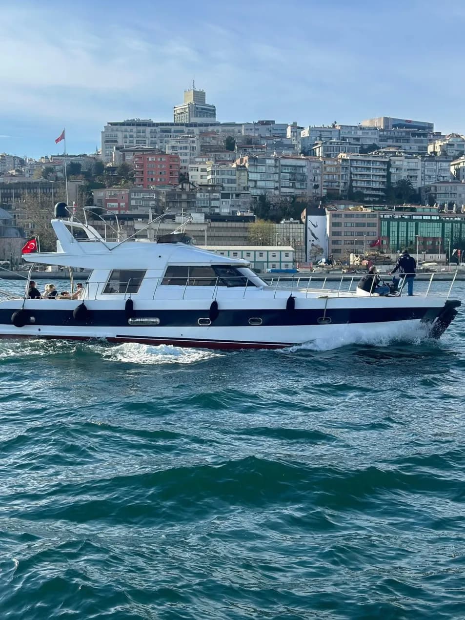 İstanbul Boğazı’nda Kiralık Lüks Özel Yapım 17m Motoryat (10 Kişilik)