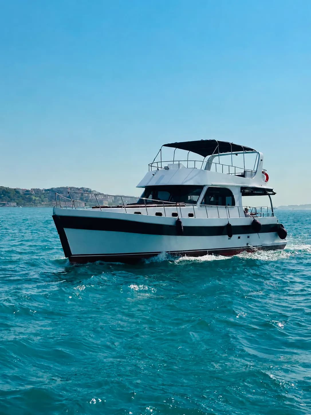 İstanbul Boğazı’nda Kiralık Lüks Özel Yapım 16m Motoryat