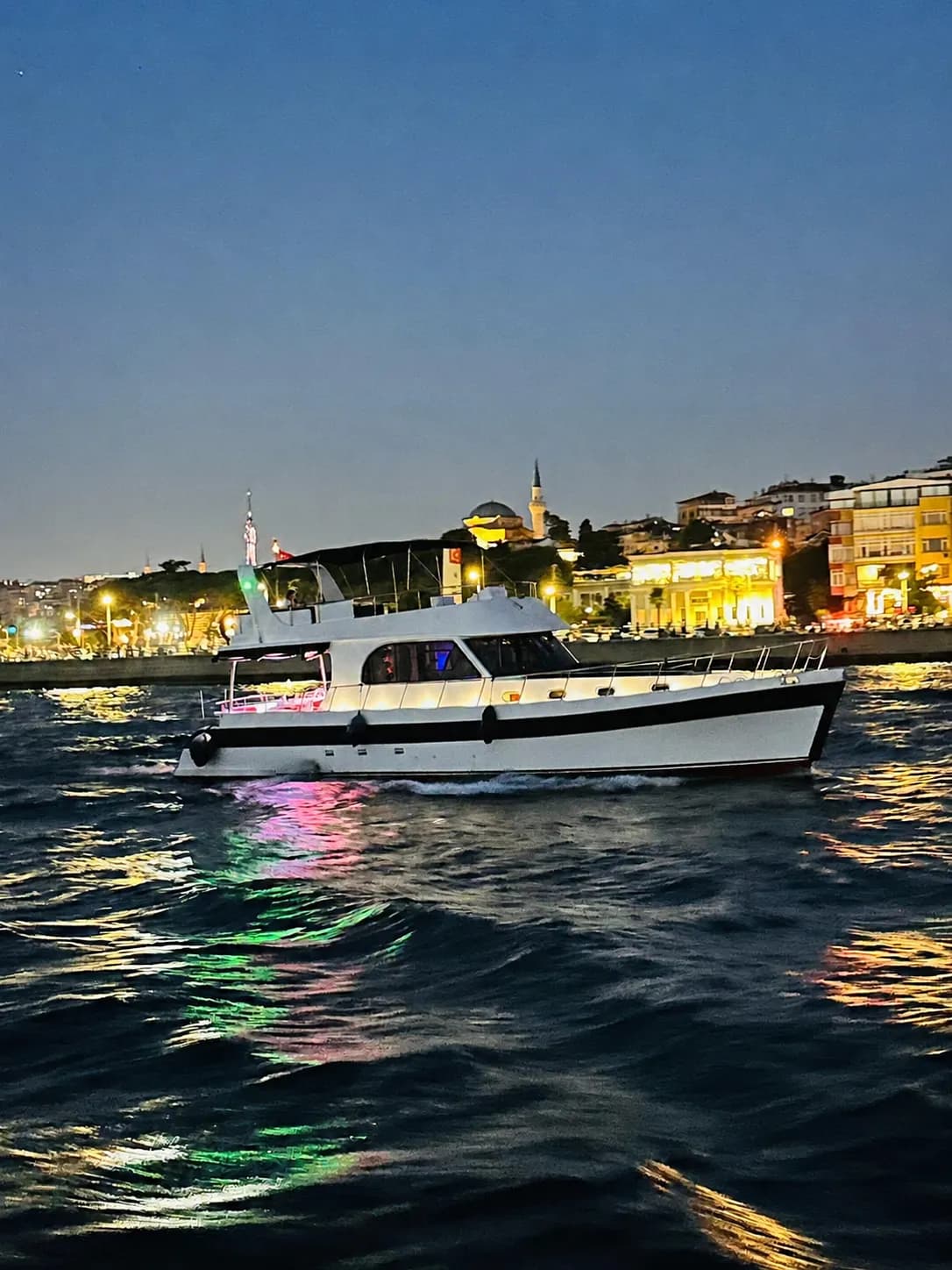 İstanbul Boğazı’nda Kiralık Lüks Özel Yapım 16m Motoryat