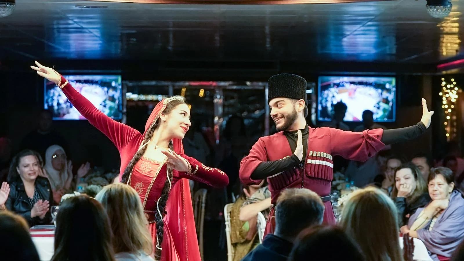 İstanbul: Kişiye Özel Masa ile Boğazda Akşam Yemeği ve Türk Gecesi