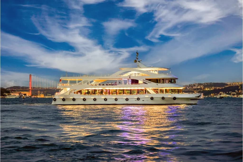 İstanbul: Eşsiz Akşam Yemeği, Boğaz Gezisi & Eğlence