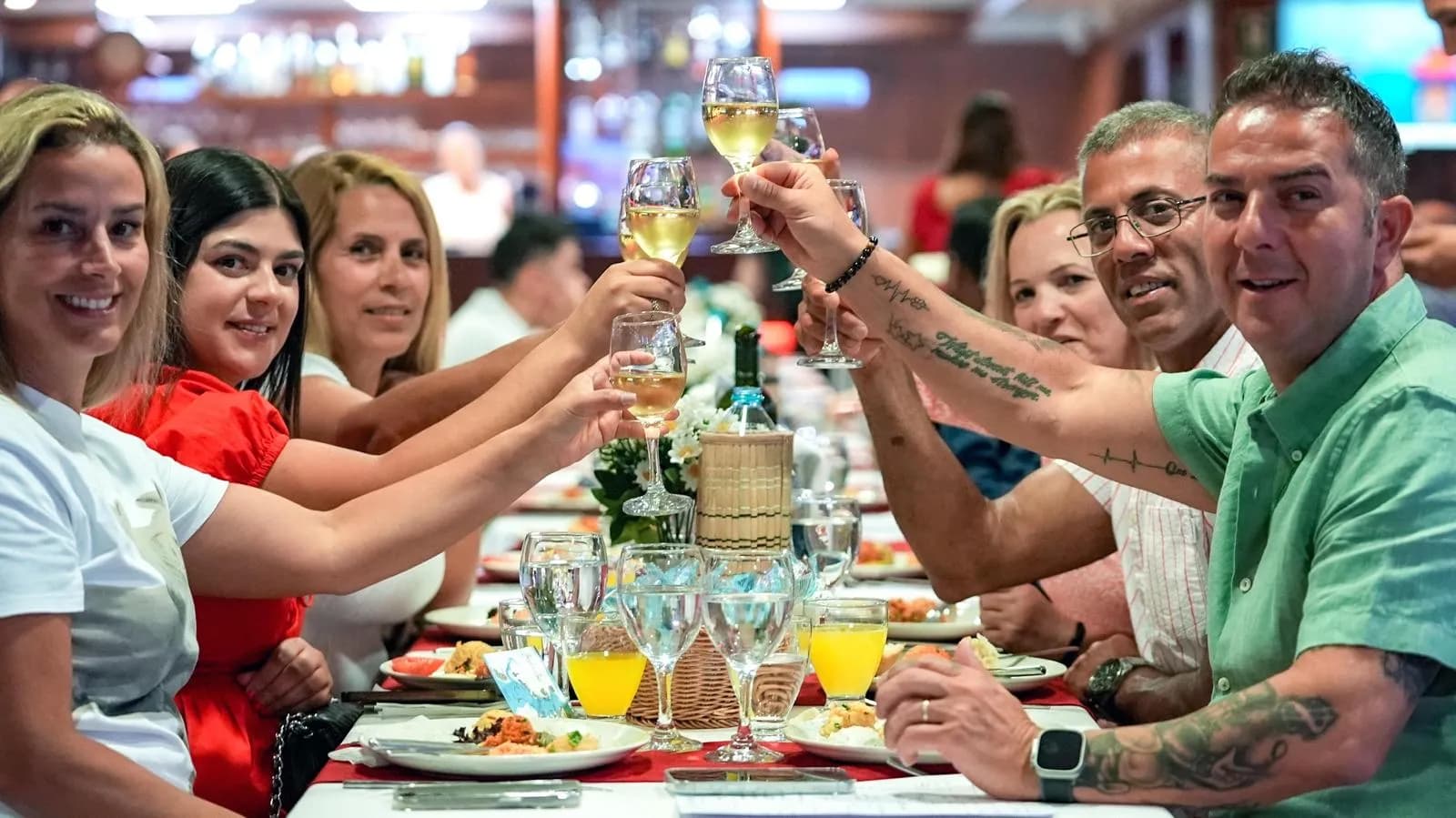 İstanbul: Kişiye Özel Masa ile Boğazda Akşam Yemeği ve Türk Gecesi